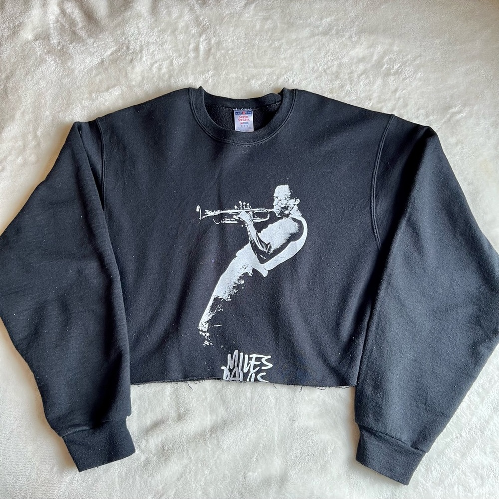 Miles Davis cropped crew neck, color black, size medium